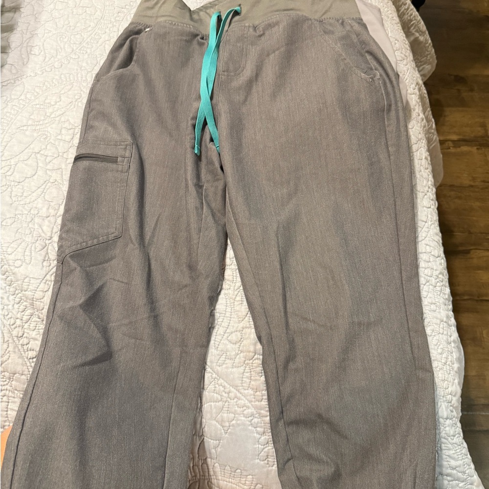 Medium petite gray figs Zamora scrub pants great condition